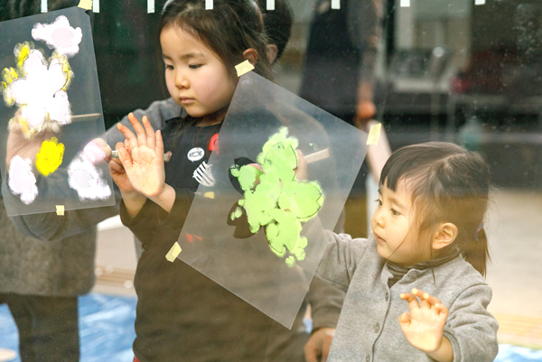 【募集】子どもアトリエ　ガラスアートプロジェクト ローラー大作戦！ガラスを色と模様でいっぱいにしよう！