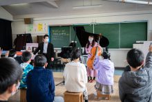 【レポート】新倉瞳（チェロ）＆佐藤卓史（ピアノ） クラスコンサート at 上田市立豊殿小学校