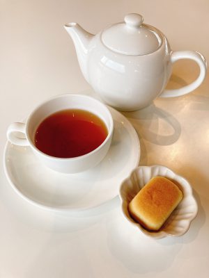 《アジアンハーブティー　台湾パイナップルケーキ付き》　　￥500 （プーアル茶、ウーロン茶、ミント、レモンピールなどのブレンド茶）
